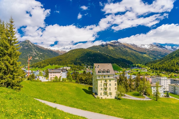 Casas na vila da cidade nas montanhas Davos Graubuenden S dos Alpes