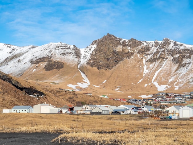 Casas na vila e igreja perto da praia de areia preta na cidade de Vik Islândia
