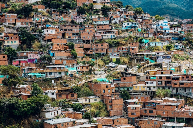 Casas nas colinas da Comuna em Medellín, Colômbia