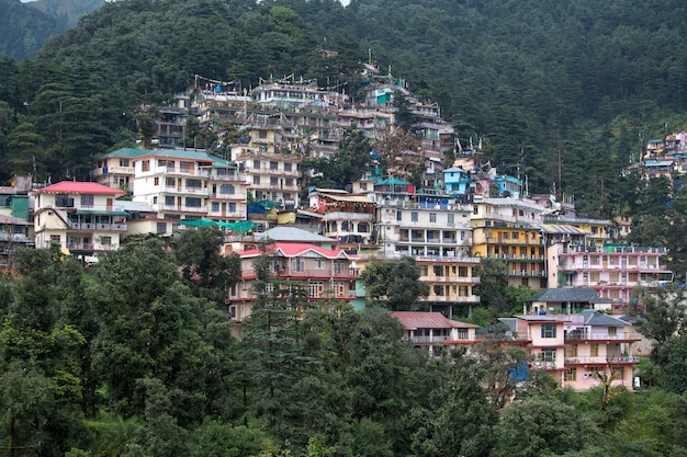 Casas nas montanhas do Himalaia em Dharamshala Índia