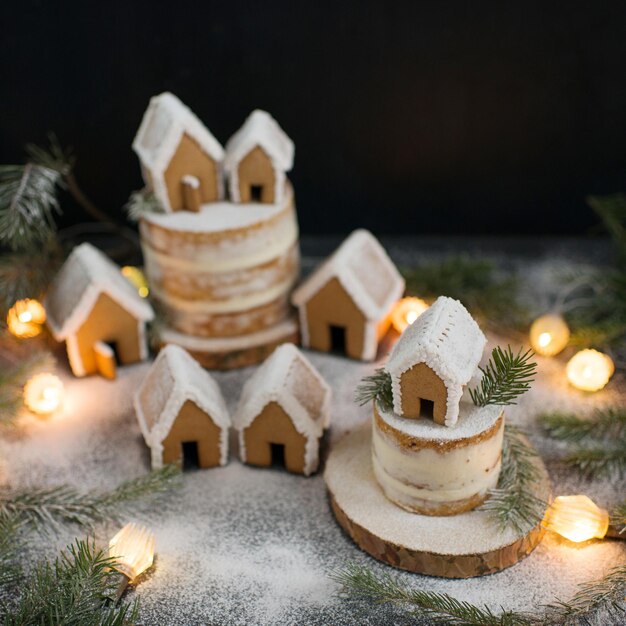 Casas navideñas de pan de jengibre espolvoreadas con azúcar en polvo
