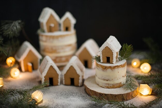 Casas navideñas de pan de jengibre espolvoreadas con azúcar en polvo