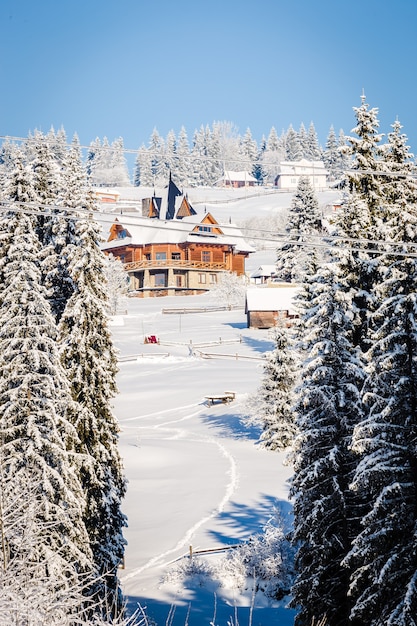 Casas nevadas en las montañas