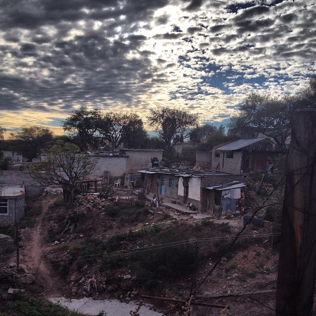 Foto casas no campo contra o céu