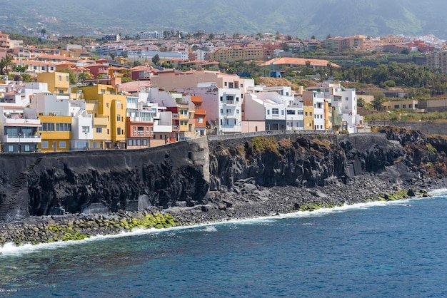 Casas no litoral da ilha espanhola de Tenerife