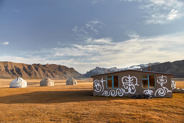 Casas nómadas de yurtas en las montañas