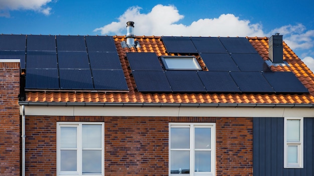 Casas de nueva construcción con paneles solares fijados en el techo contra un cielo soleado