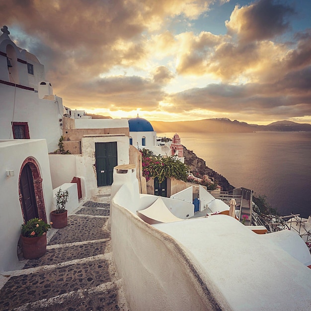 Foto casas en oia en santorini contra el cielo durante la puesta de sol