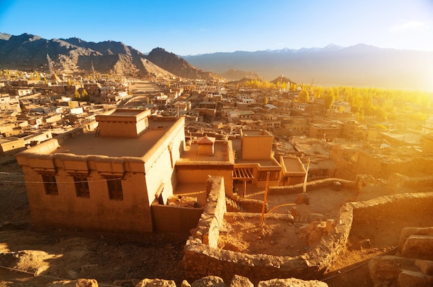 Casas en el paisaje contra el cielo