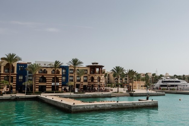 casas con palmeras y agua verde en port ghalib egipto