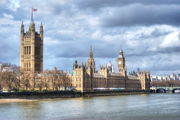 Casas del Parlamento y el Big Ben con el río Támesis