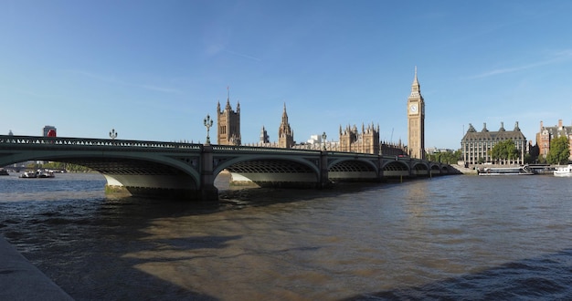 Casas del parlamento y puente de Westminster en Londres