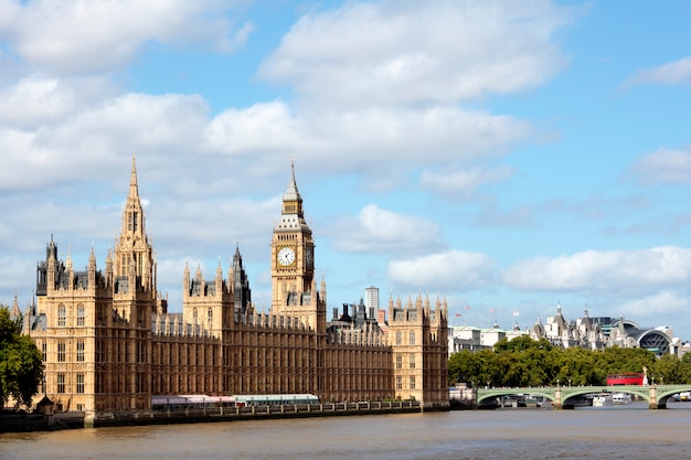 Casas del Parlamento con el puente de Westminster