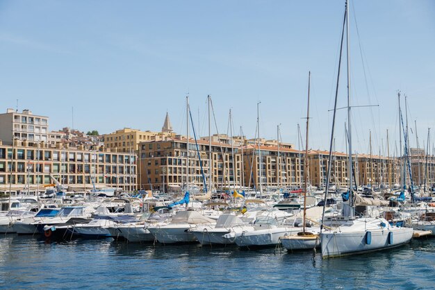 Foto casas en el paseo marítimo de marsella vista desde el lado de la marina