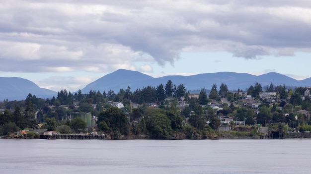 Casas pela água cercadas por tees e montanhas temporada de verão nanaimo