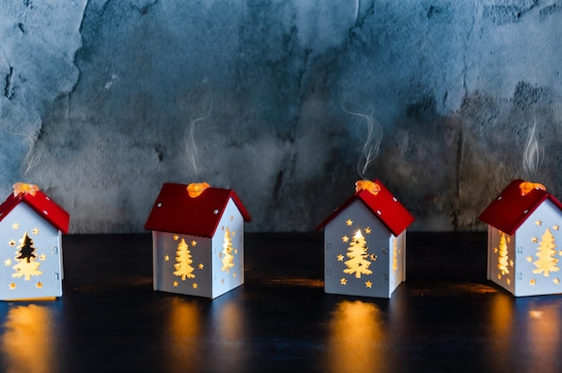 Casas pequenas Janelas em forma de árvore de Natal que brilham por dentro Brilham no escuro Foto atmosférica