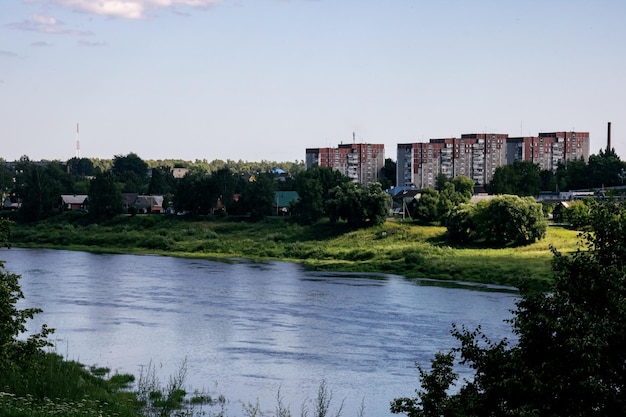 Casas de un pequeño pueblo junto al río.