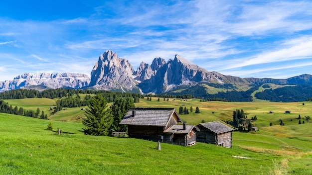 Casas perto das montanhas