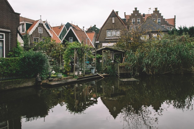 Casas perto do canal em Volendam