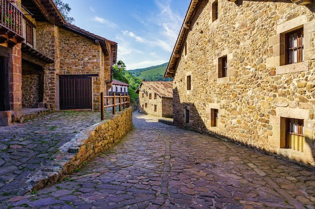 Casas de piedra y callejón estrecho en pueblo de montaña en el norte de España