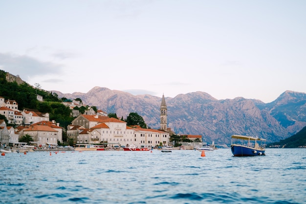 Casas de piedra en la costa de perast montenegro