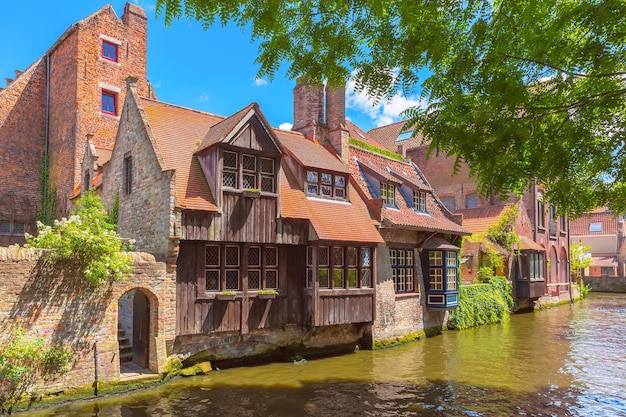 Casas de piedra pintorescas con vistas románticas al canal y al casco antiguo de Bruges, Bélgica.