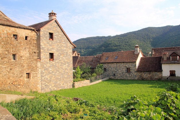 Casas de piedra de los Pirineos en el valle de Anso Huesca.