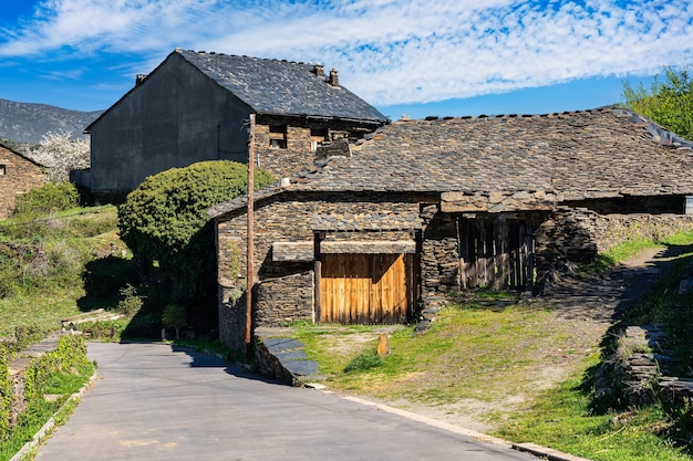 Casas de piedra con techos de ladrillo en la montaña norte de Guadalajara Majaelrayo