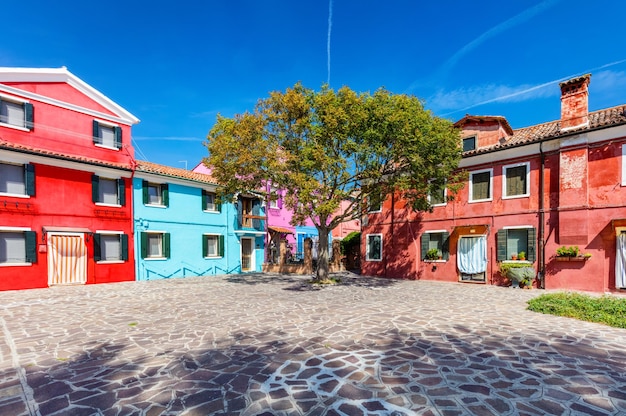 Casas pintadas coloridas na ilha de Burano, perto da cidade italiana cênica de Veneza Itália