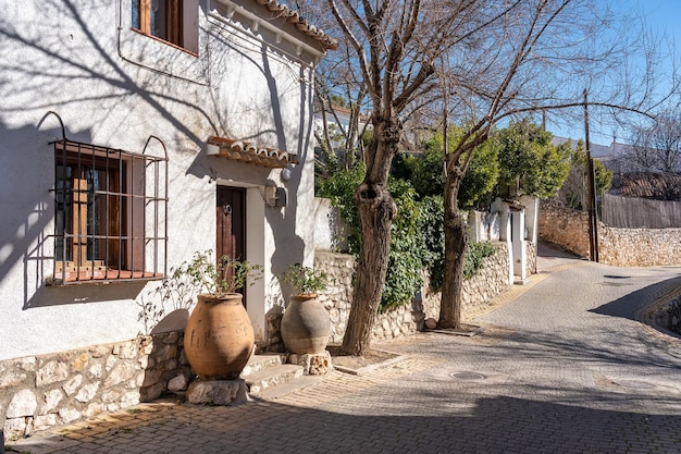 Casas pitorescas com fachadas caiadas de branco e ruas estreitas na aldeia de Olmeda de las Fuentes Madrid