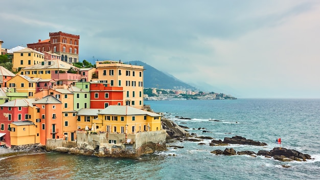 Casas pitorescas na costa de Boccadasse em Gênova (Genova), Itália. Paisagem italiana