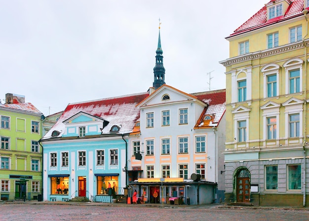 Casas en la Plaza del Ayuntamiento en la ciudad vieja de Tallin, Estonia en invierno.