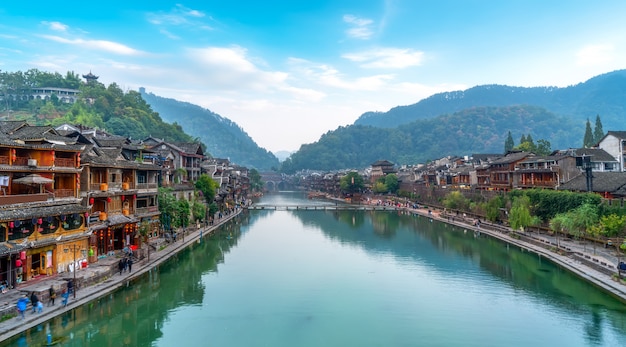 Foto casas populares ao longo do rio na antiga cidade de phoenix, hunan