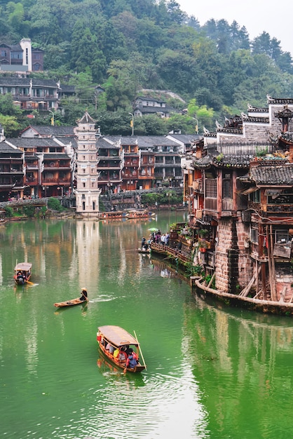 Foto casas populares ao longo do rio na antiga cidade de phoenix, hunan