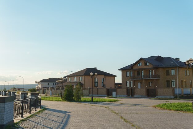 Casas privadas valladas de diferentes colores durante el día.