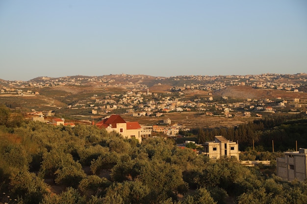 Casas de pueblo al pie de la montaña de fondo de verano