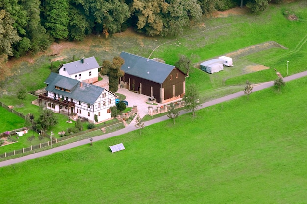 Casas de pueblo entre los árboles