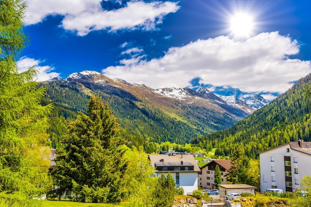 Casas en el pueblo de la ciudad en las montañas de los Alpes Davos Graubuenden S