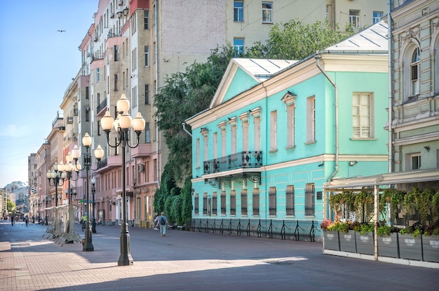 Casas de Pushkin y Andrei Bely en Arbat en Moscú en una mañana de verano