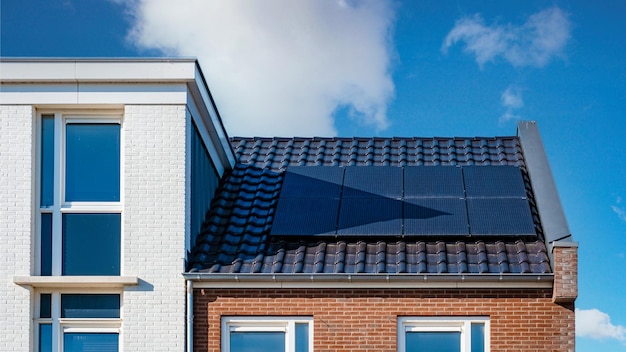 Casas recém-construídas com painéis solares fixados no telhado contra um céu ensolarado