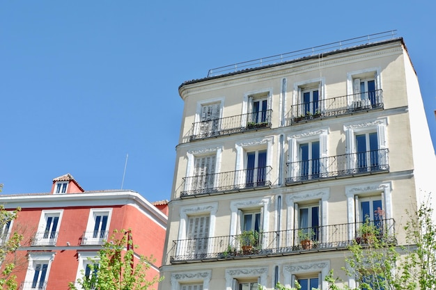 Casas residenciais clássicas com janelas retrô e persianas no centro da cidade de Madrid Espanha