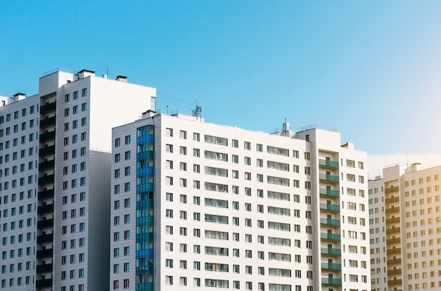 Casas residenciales y balcones y ventanas idénticos