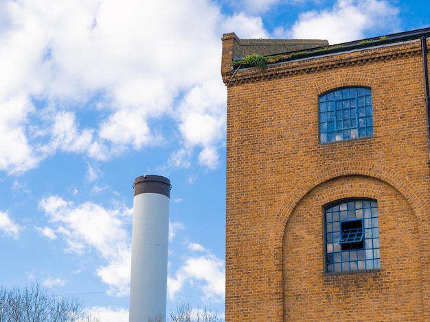 Casas residenciales sobre fondo de cielo azul en Inglaterra