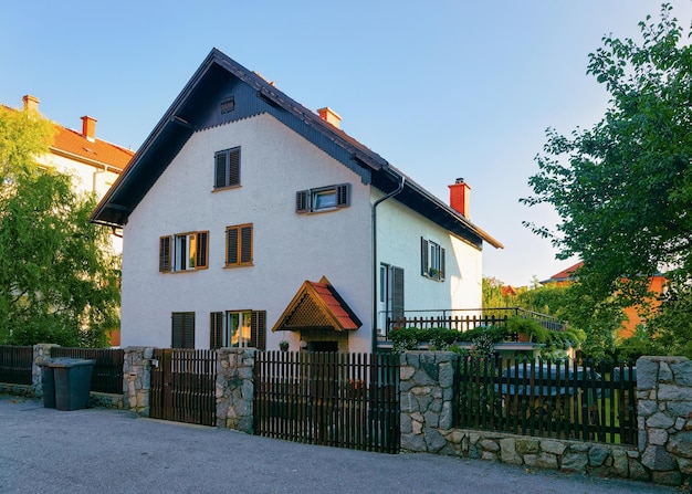 Casas residenciales con valla y patio a lo largo de la carretera en la calle de Maribor en Eslovenia.