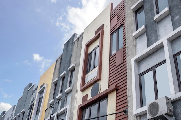 Casas residenciales en una zona residencial con fondo de cielo azul