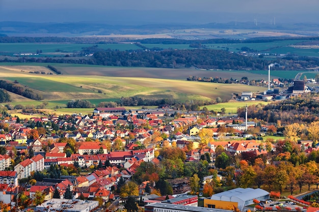 Casas y río en la ciudad de Bleicherode Alemania Vista desde la parte superior de la pequeña ciudad alemana en día de otoño