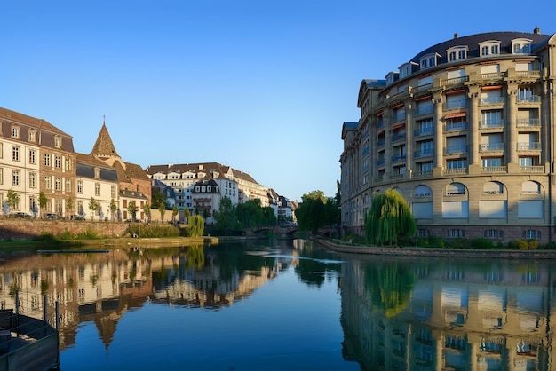 Casas en el río il en Estrasburgo
