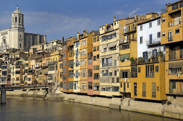 Casas en el río Unyar en Girona, España