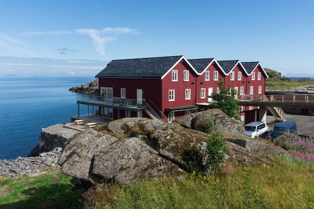 Casas rojas tradicionales noruegas en el mar, el archipiélago de Lofoten, Noruega