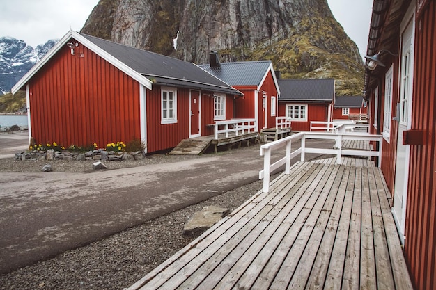 Casas rorbu da Noruega e montanhas rochosas sobre a paisagem do fiorde escandinavo